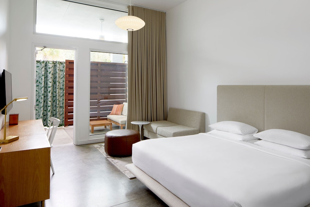Deluxe Room, 1 King Bed with Sofa bed, Patio (Poolside)