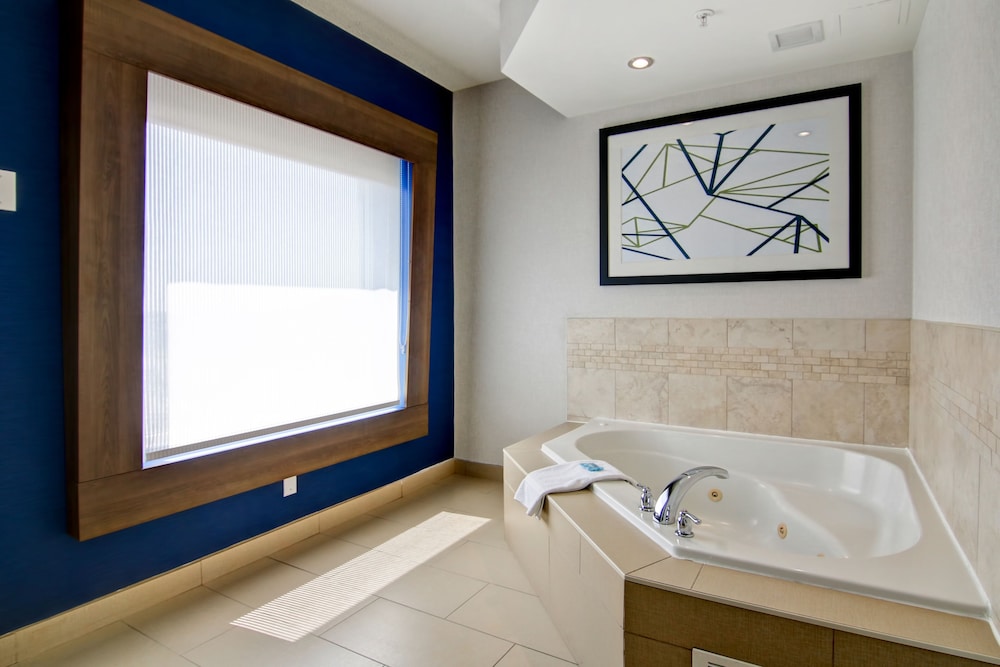 Suite, 1 King Bed with Sofa bed, Jetted Tub - Photo 5