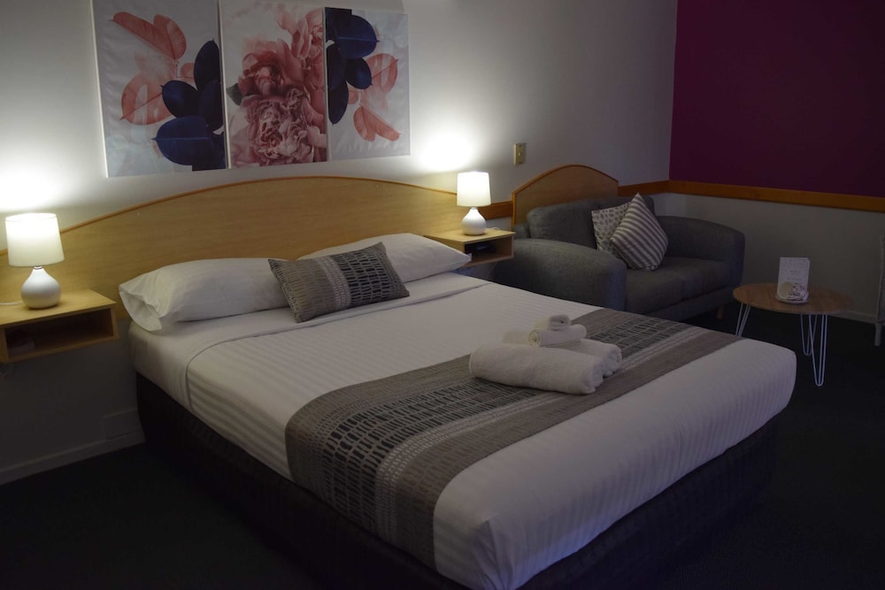 Deluxe Room, 1 Queen Bed, Ground Floor photo 2