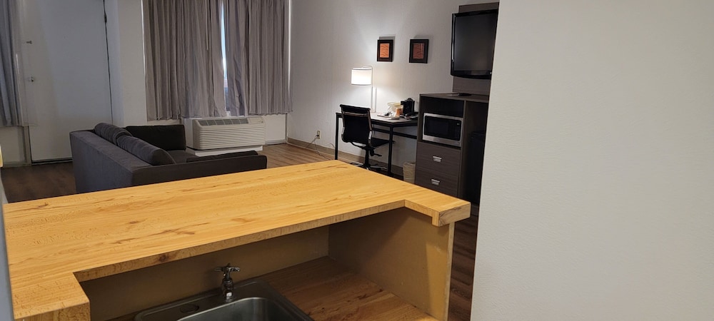 Suite, 2 Double Beds, Non Smoking (Upgrade) - Photo 7
