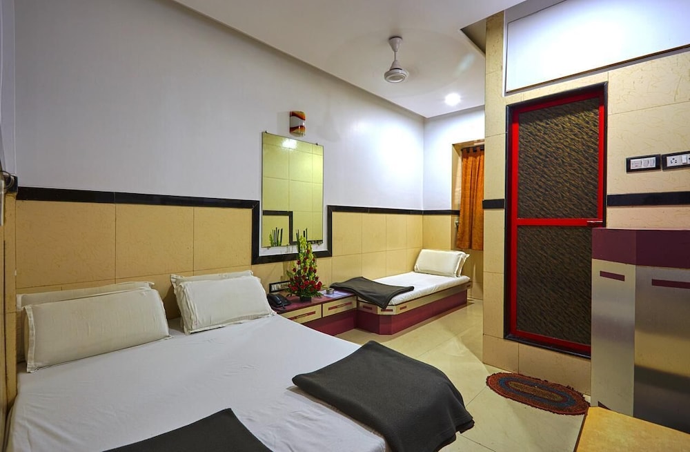 Deluxe Triple AC Room