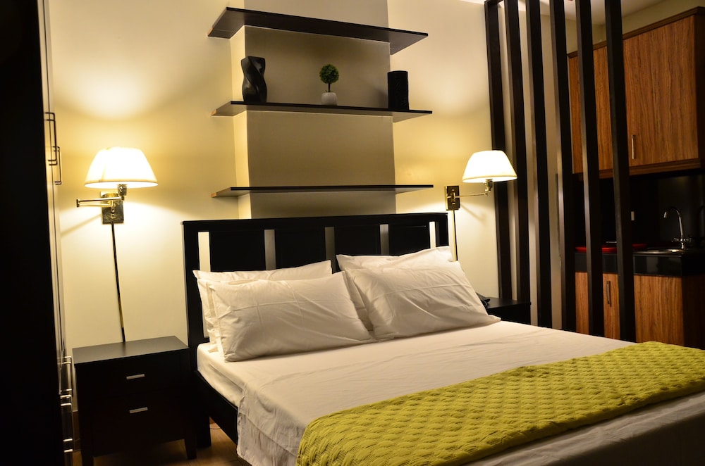 Deluxe Studio, 1 Queen Bed, Kitchenette, Tower