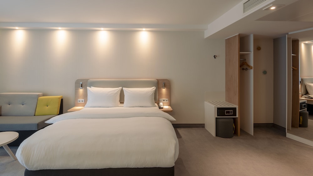 Suite, 1 Queen Bed, Balcony - Photo 4