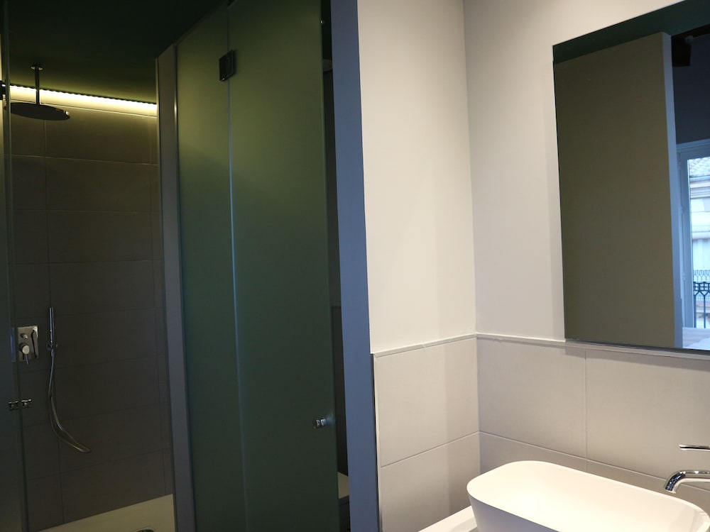 Suite, Hot Tub - Photo 9