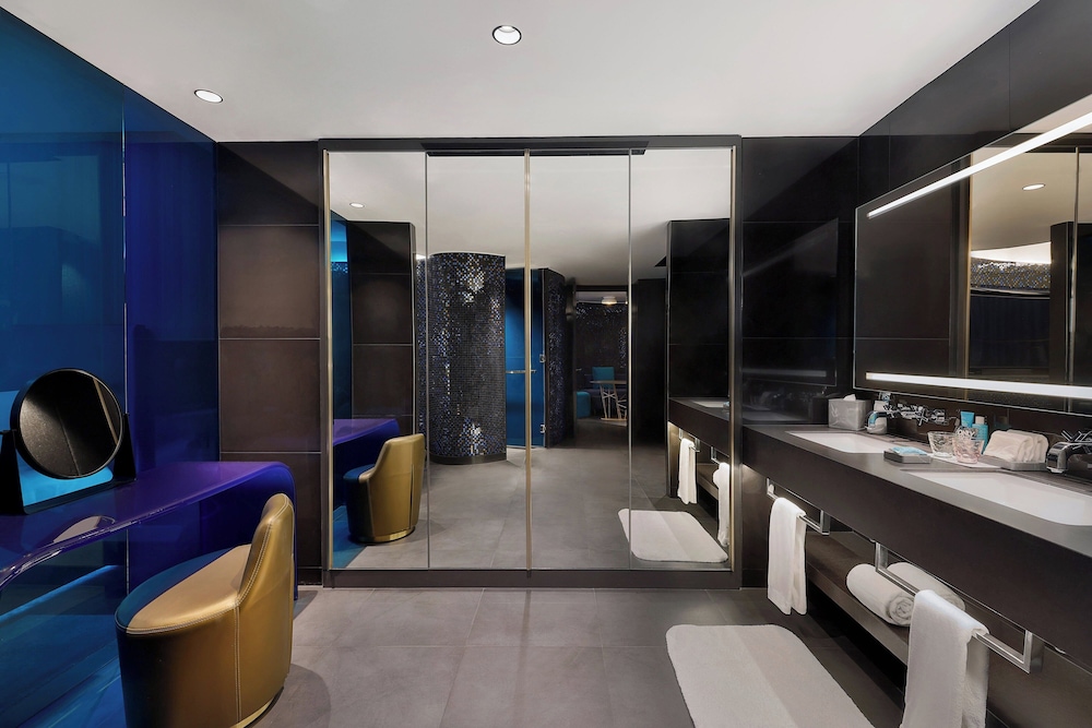 W Suite, 1 Bedroom Suite, 1 King, Partial Ocean View, Terrace