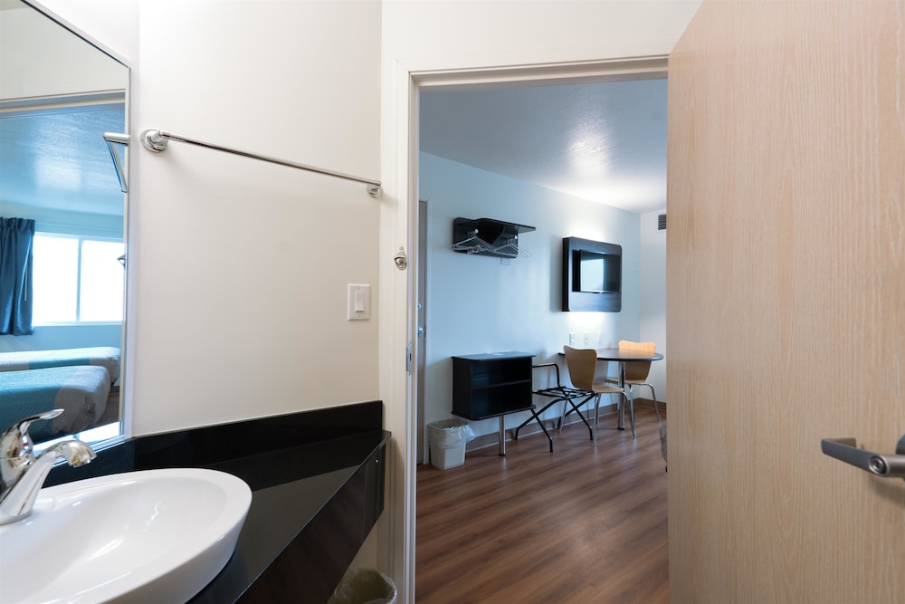 Standard Room, 2 Double Beds, Non Smoking photo 2