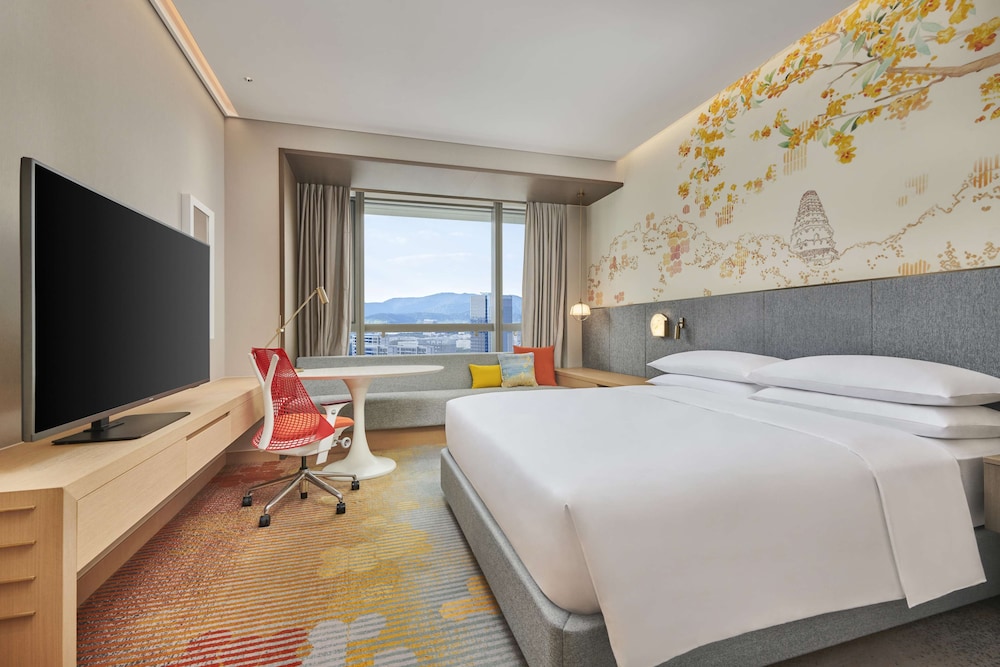Room, 1 King Bed (High Floor) - Photo 3