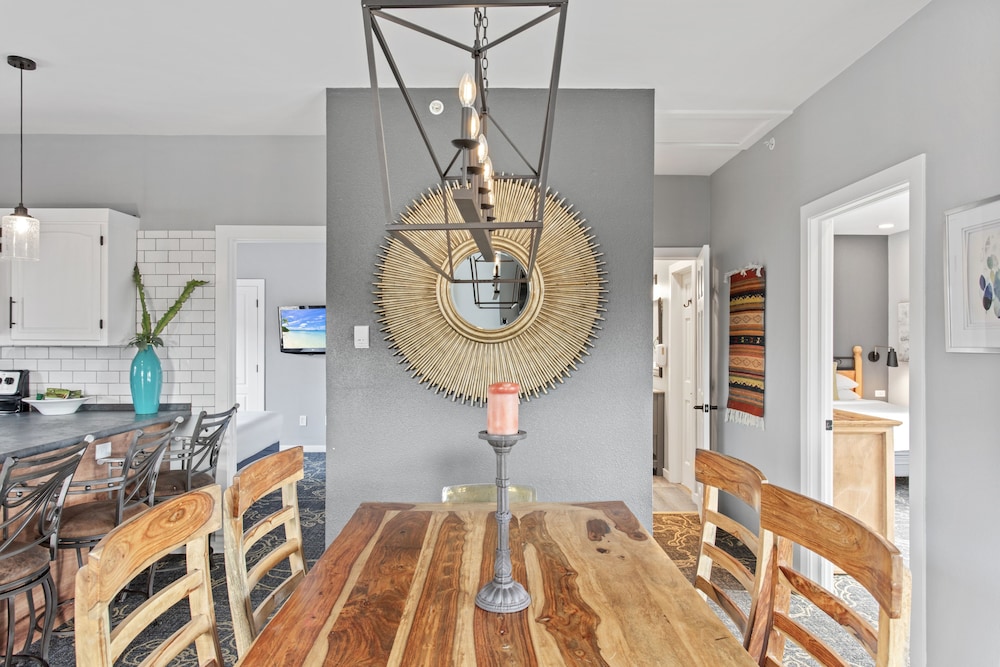 Exclusive Condo, 2 Bedrooms, Fireplace photo 2