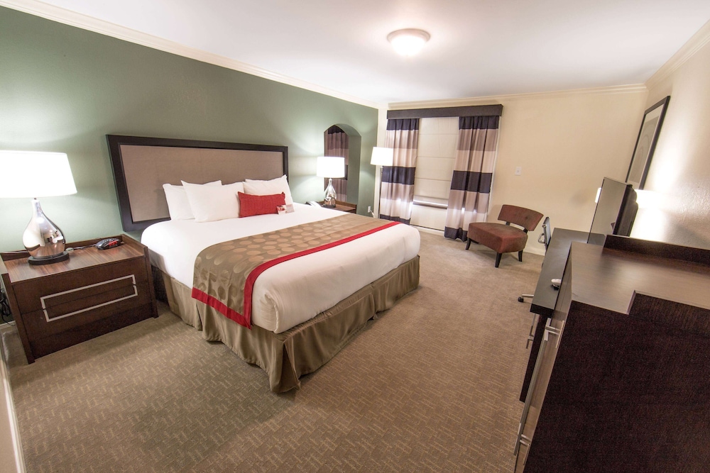 Room, 1 King Bed, Pool View - Photo 3