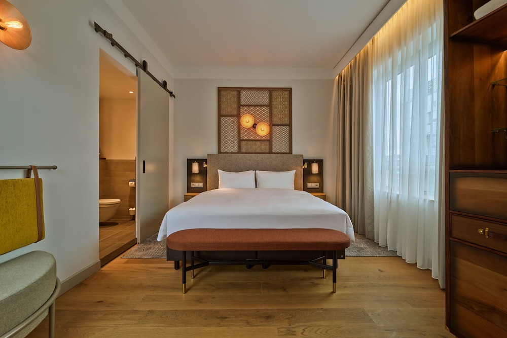 Suite, 1 King Bed with Sofa bed - Photo 5