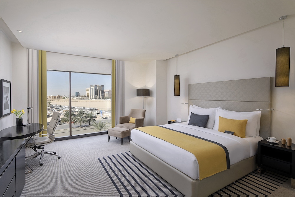 Grand Room, 1 King Bed, Non Smoking, City View - Photo 1