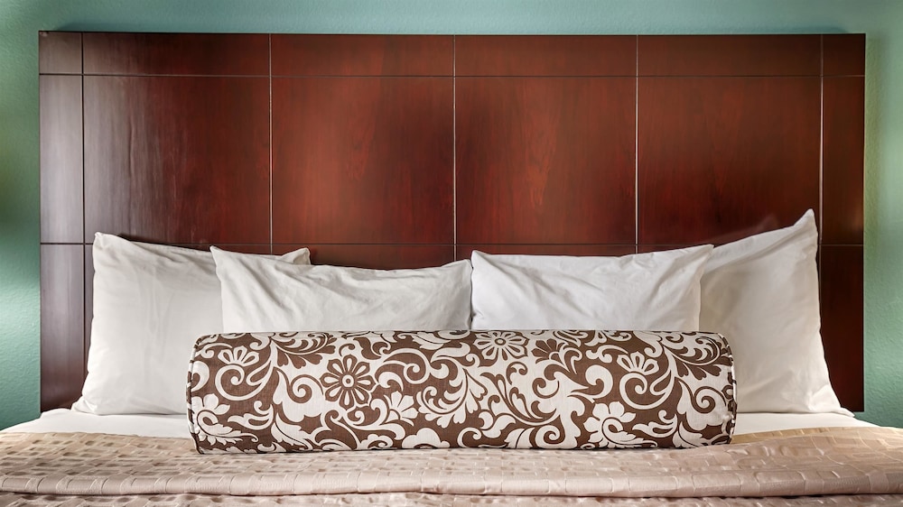 Suite, 1 King Bed with Sofa bed, Non Smoking, Refrigerator & Microwave (with Sofabed) - Photo 2