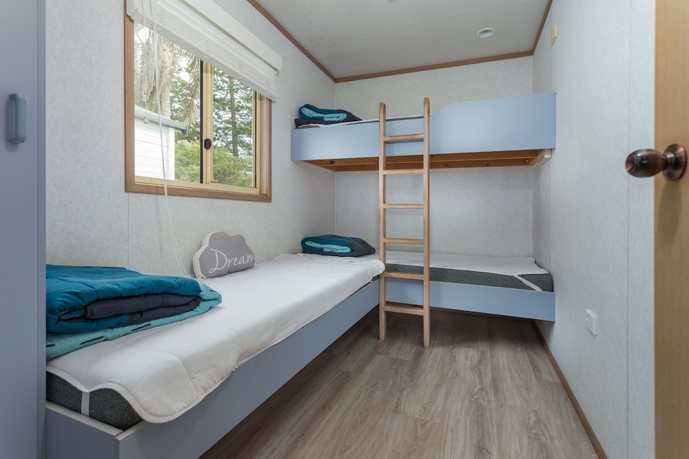 Beachfront Holiday Cabin (1 Queen, 1 Bunk and 1 Single Bed)
