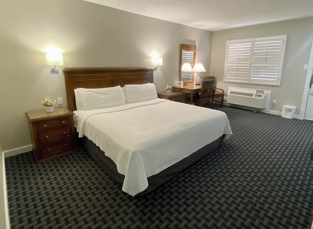 Deluxe Room, 1 King Bed - Photo 1