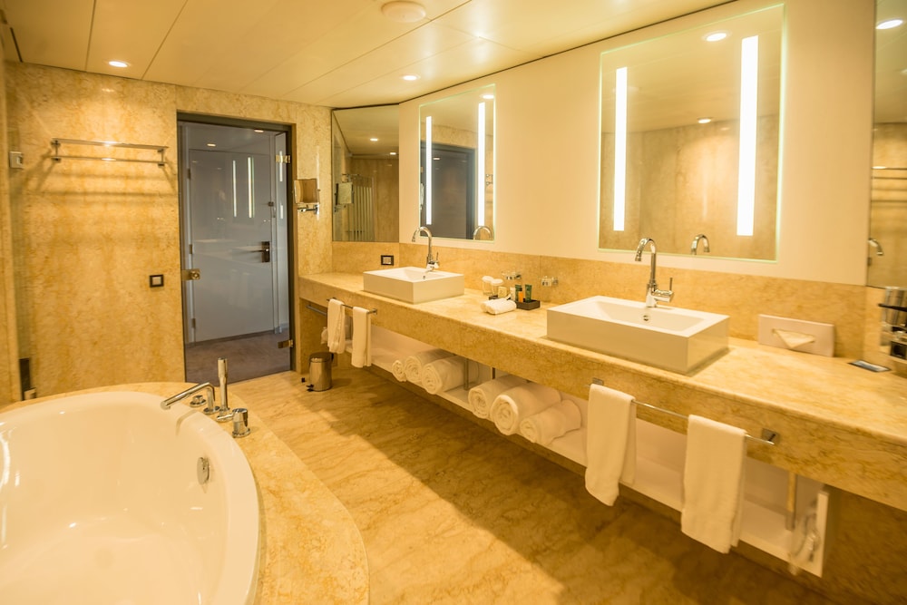 Executive Suite, 1 King Bed (Royal) - Photo 10