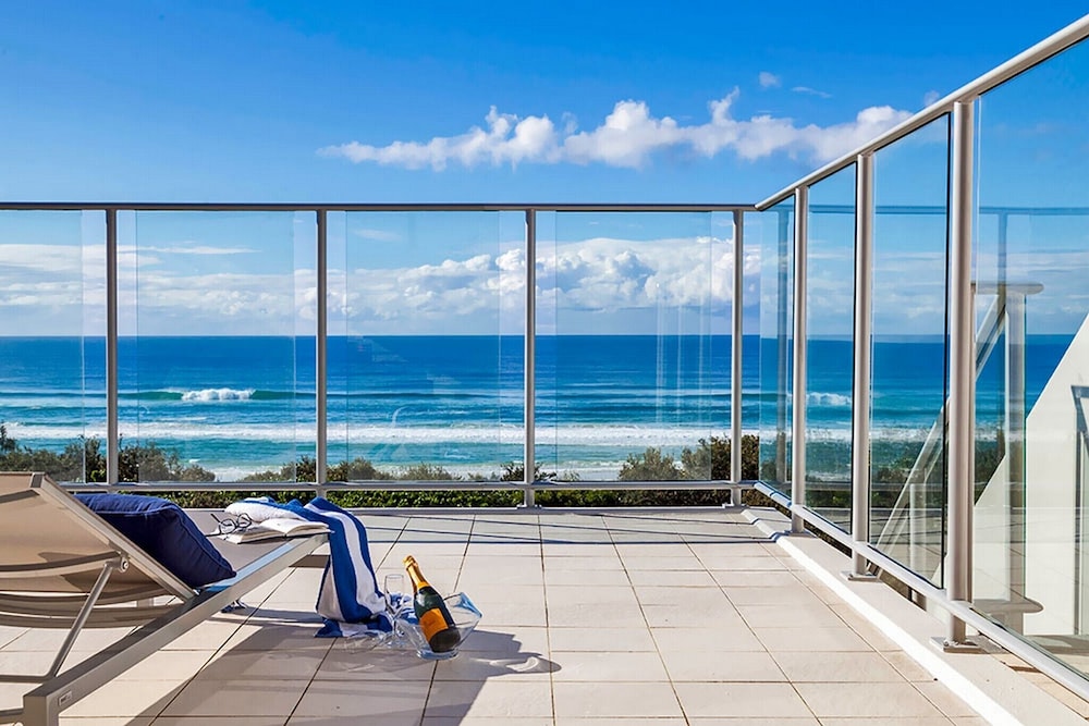 Luxury Penthouse, 3 Bedrooms, Hot Tub, Beachside photo 2