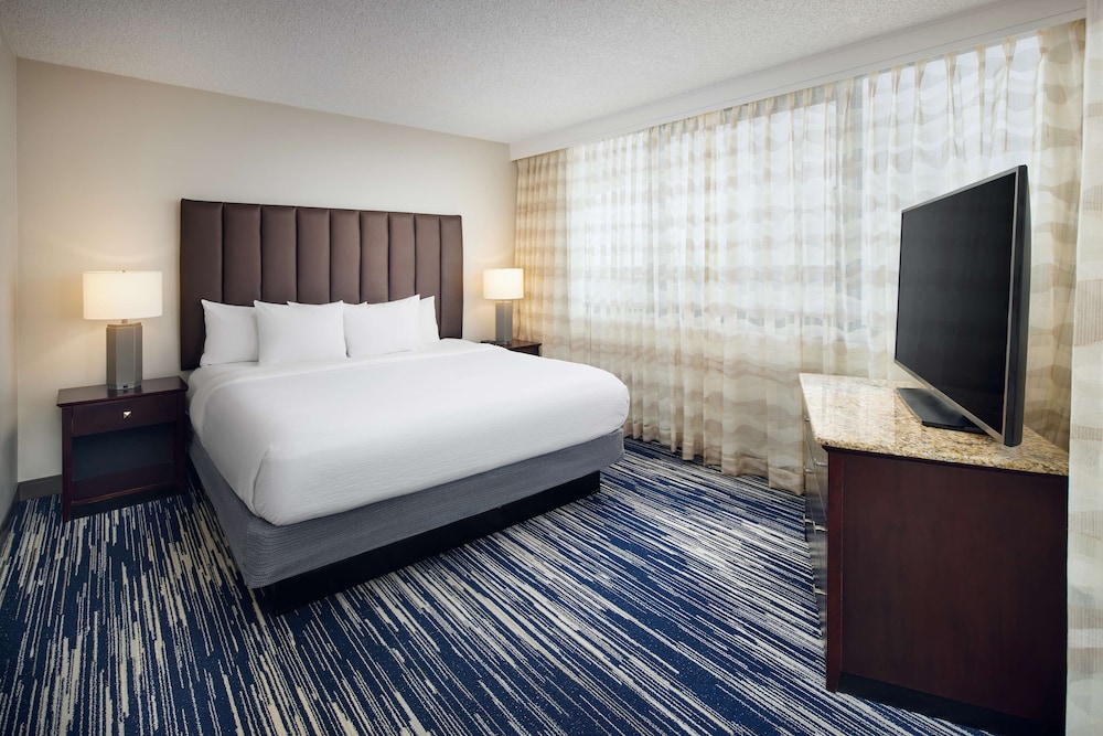 Suite, 1 King Bed, Balcony, Corner