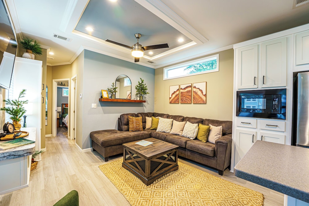 1 Bed / 1 Bath - Pet Friendly, Sleeps 4