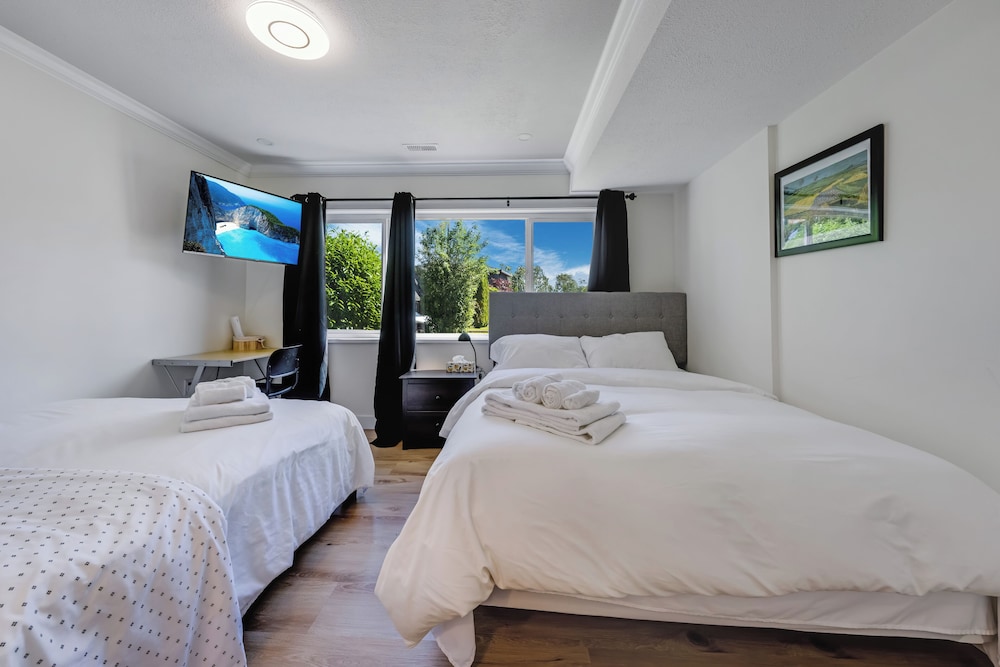 Family Quadruple Room, 2 Queen Beds, Non Smoking photo 3