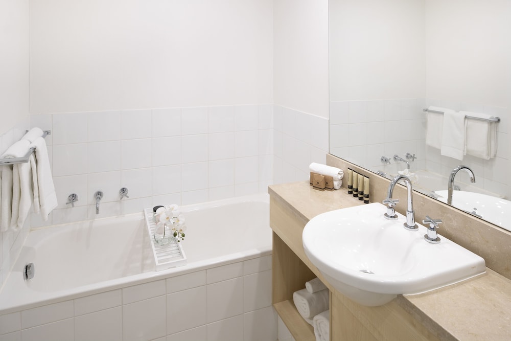 Superior Room (Bath & Balcony) - Photo 6