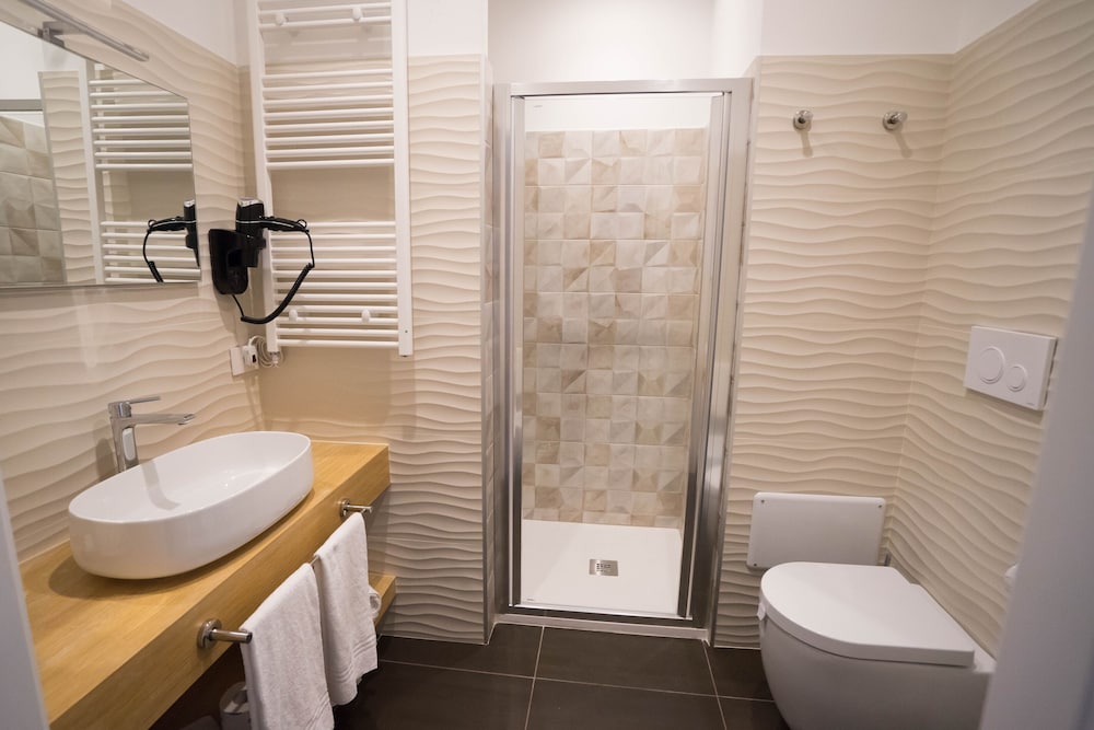 Deluxe Double or Twin Room - Photo 18