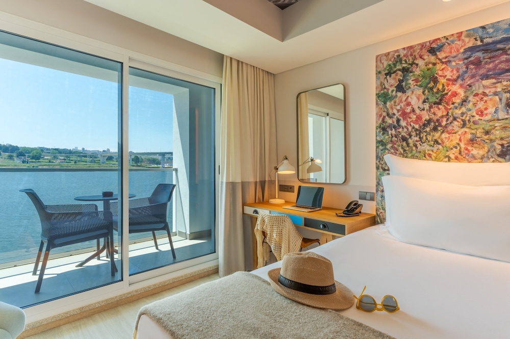 Deluxe Room, River View - Photo 4