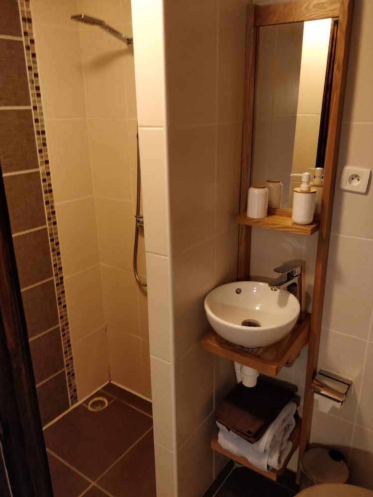 Economy Double Room Single Use, 1 Queen Bed photo 2