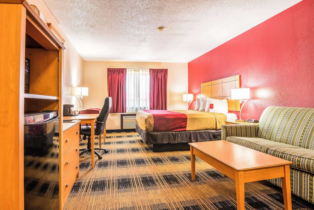 Standard Room, 1 Queen Bed, Non Smoking, Refrigerator & Microwave - Photo 1