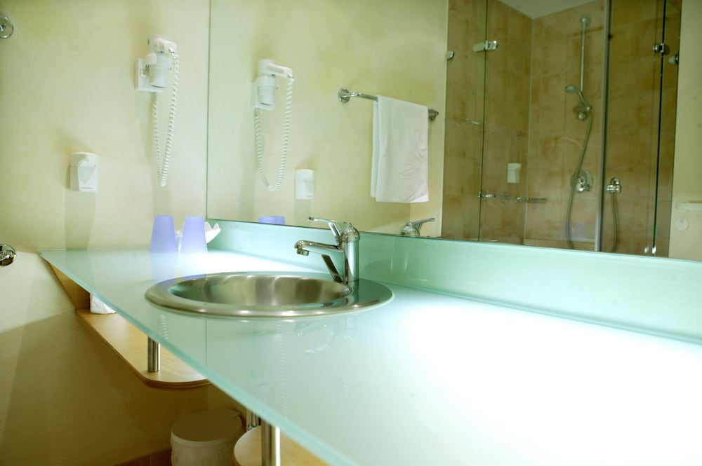 Standard Double or Twin Room - Photo 5