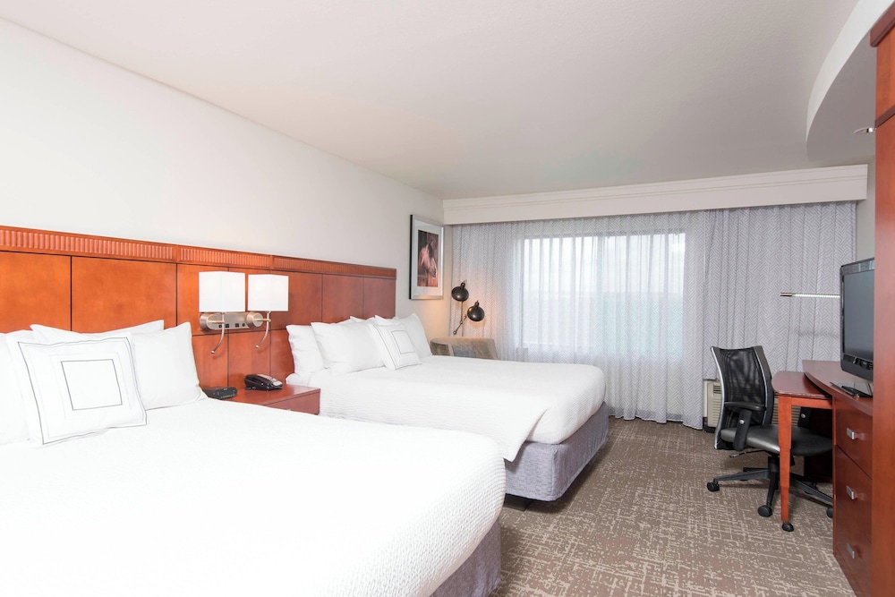 Room, 2 Queen Beds (Mobility Accessible, Tub) - Photo 1