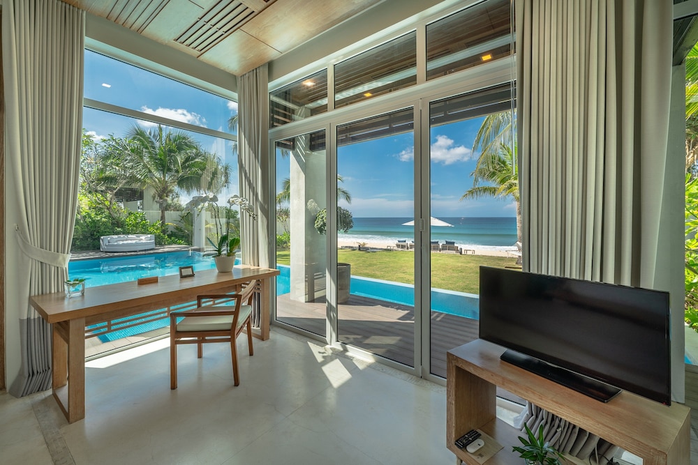 4 Bedroom Beachfront Villa - Photo 10