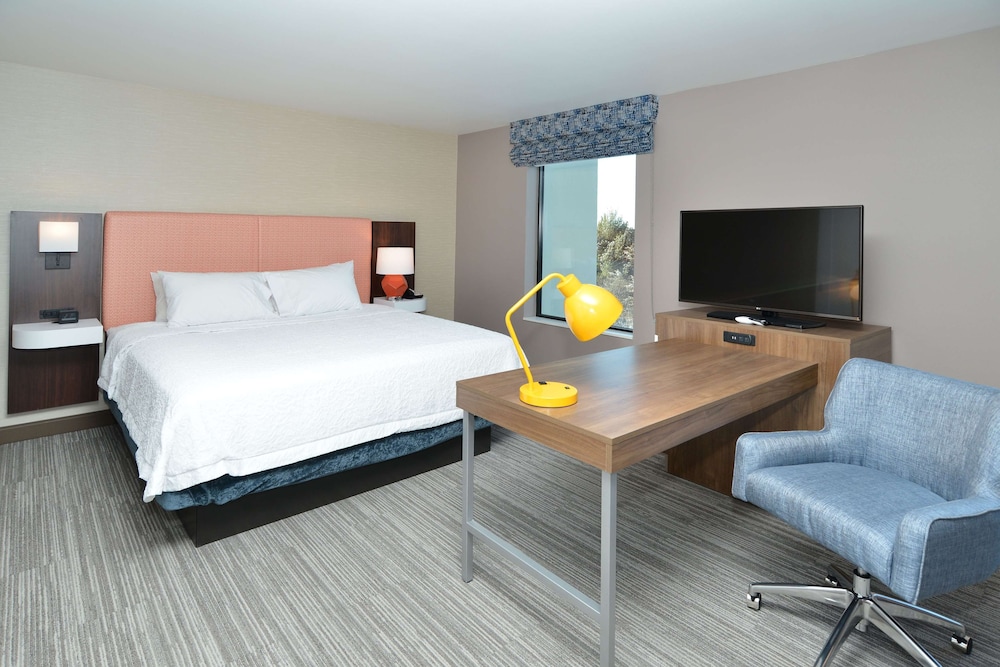 Studio, 1 King Bed, Refrigerator & Microwave (Wet Bar) photo 2