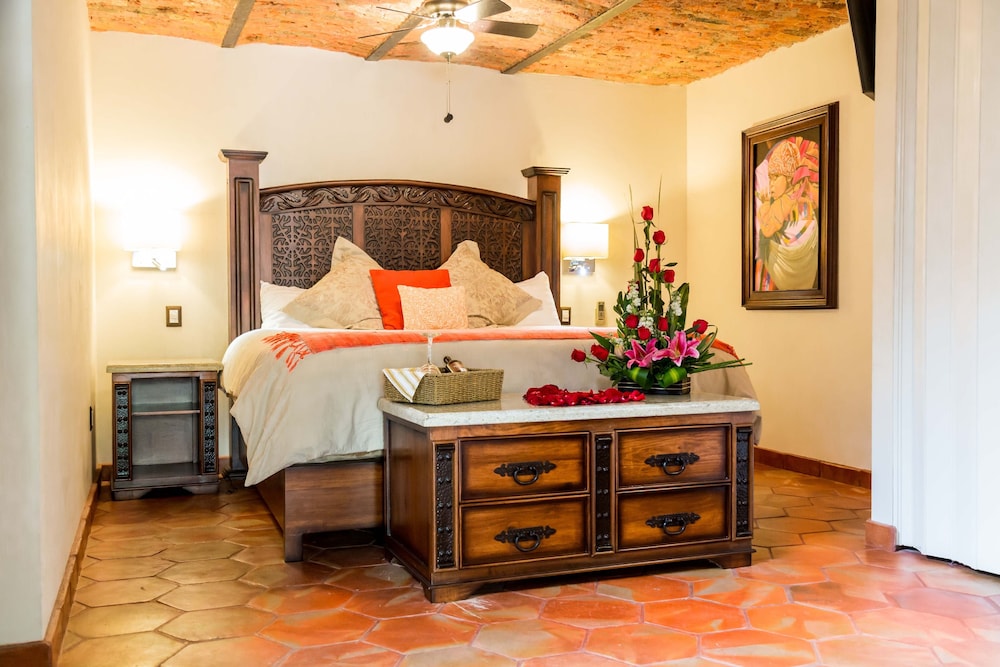 Romantic Suite, 1 King Bed, Hot Tub, Pool View (Poolside Master Suite)