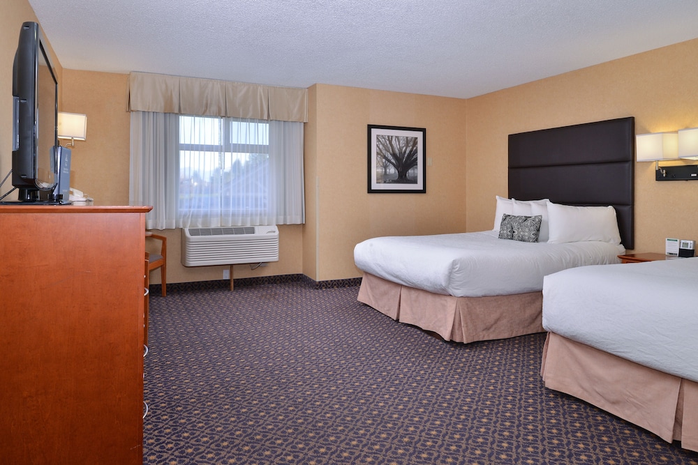 Family Suite, Multiple Beds, Non Smoking, Refrigerator & Microwave (4 queen beds) - Photo 2