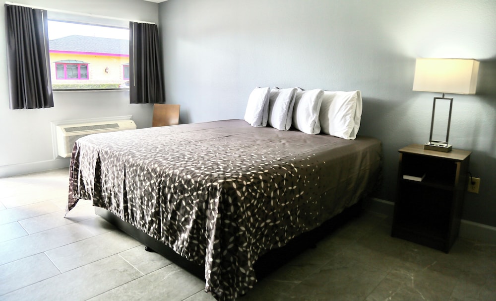 Standard King Room photo 1