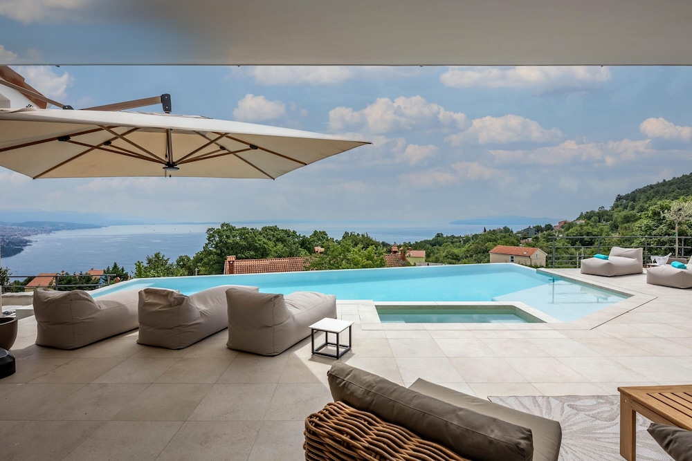 Villa photo 1