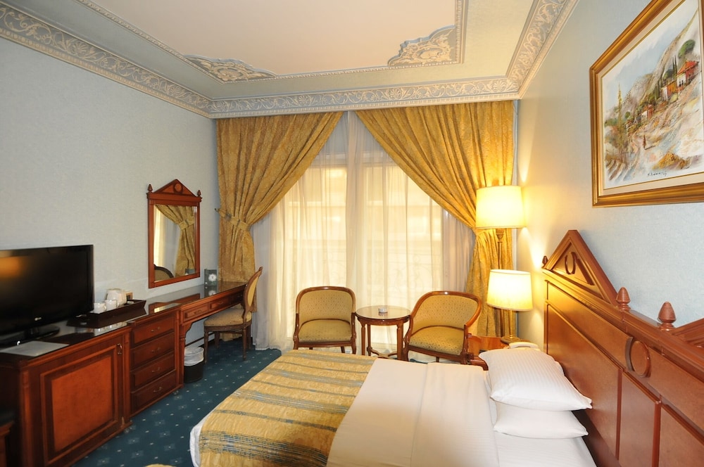 Family Suite (2 Rooms, up to 5 Guests)