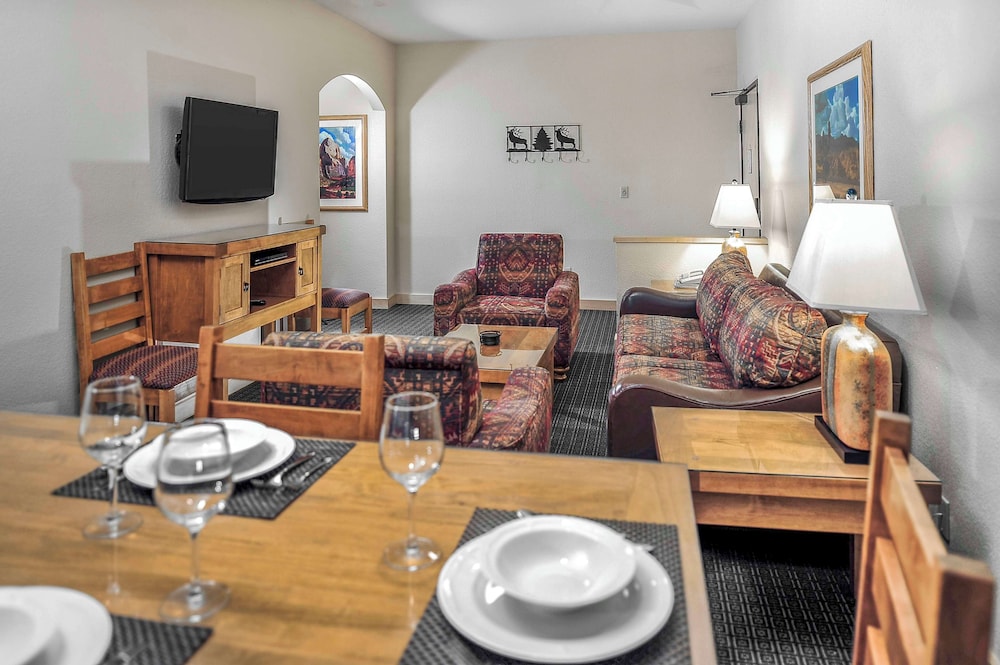 2 Bedroom 2 King Suite with Sofabed - Photo 2