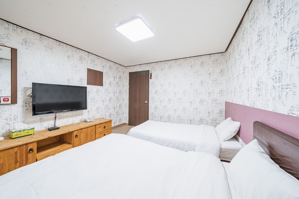 Deluxe Room (Check-in unavailable after midnight, please notify check-in time in advance) photo 3