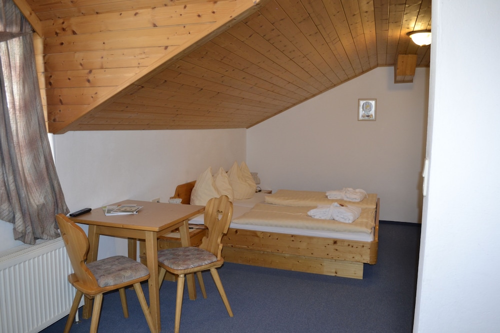 Standard Room, 1 Double Bed, Non Smoking, Mountain View photo 2