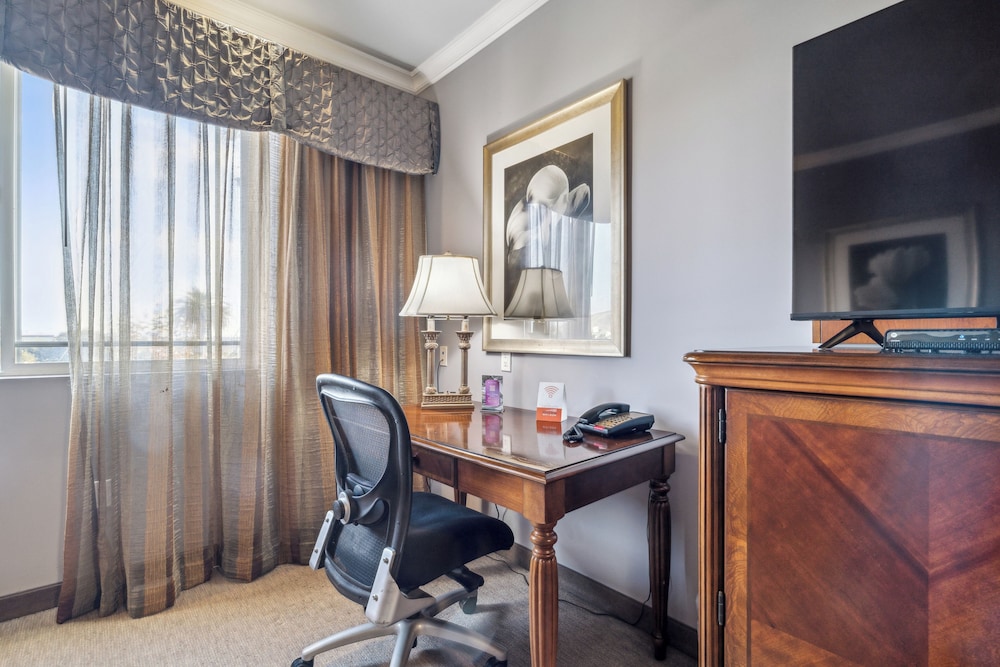 King Suite with Living Room - Photo 3