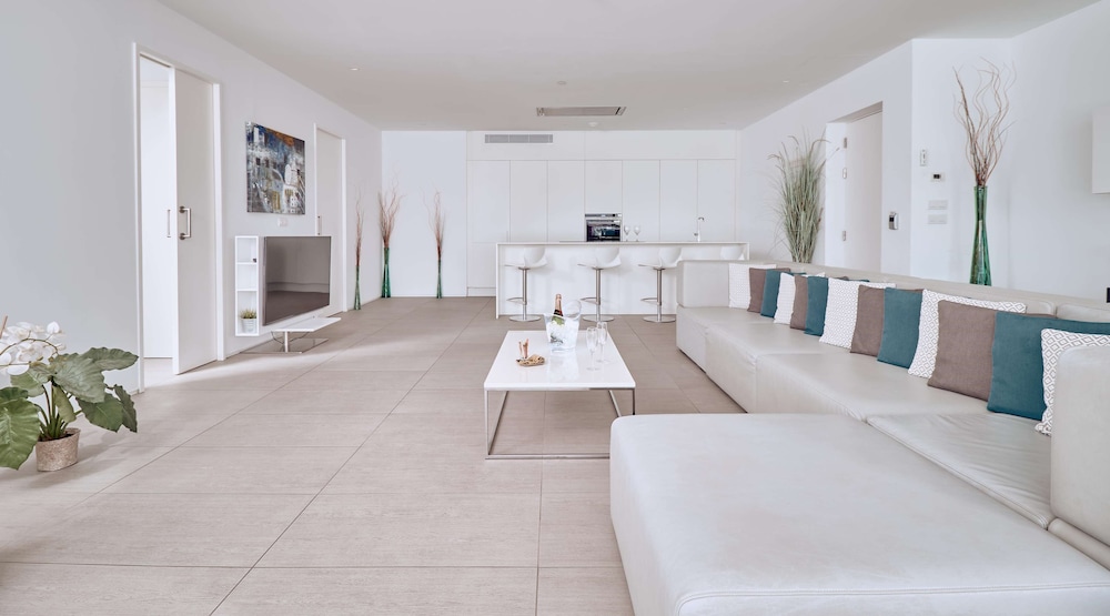 Grand Suite, 1 Bedroom, Private Pool, Pool View (Divinity Breeze Luxe) thumbnail 6