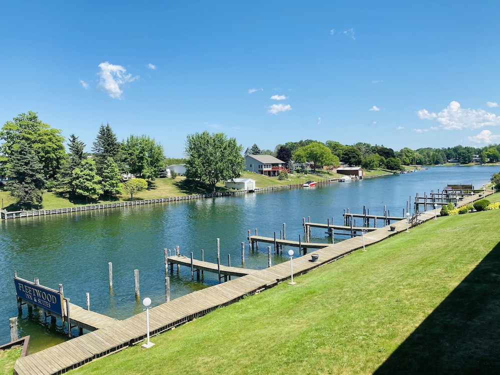 Standard Room, 1 Queen Bed, Patio or Balcony, River View photo 3