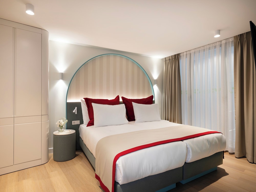Queen Room with Atrium View photo 1
