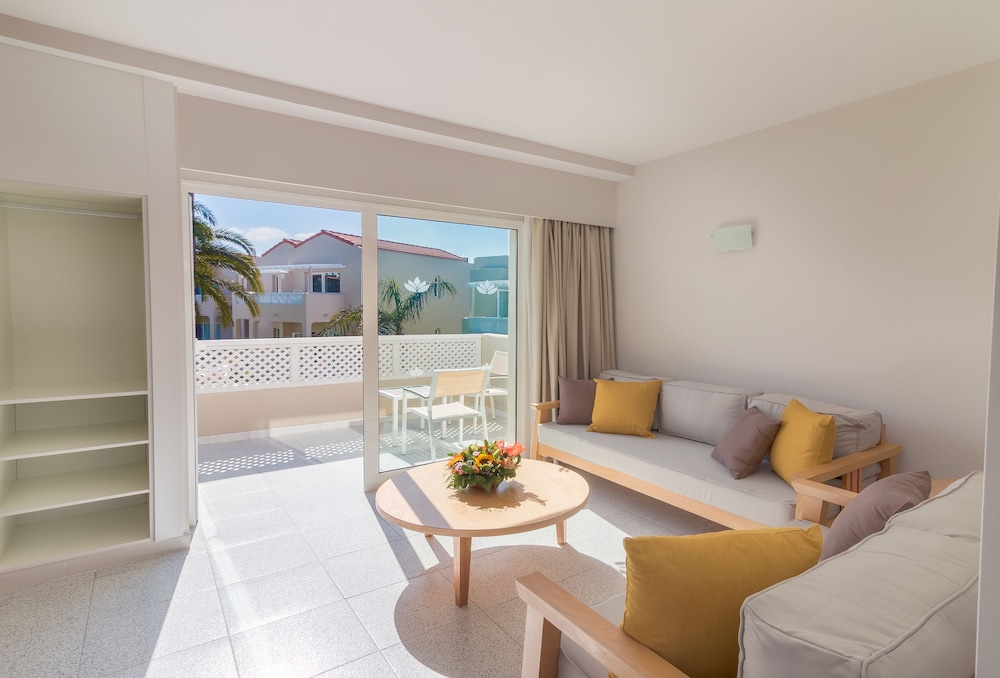 Superior Double Room, Balcony (2 adults and 1 child) photo 3