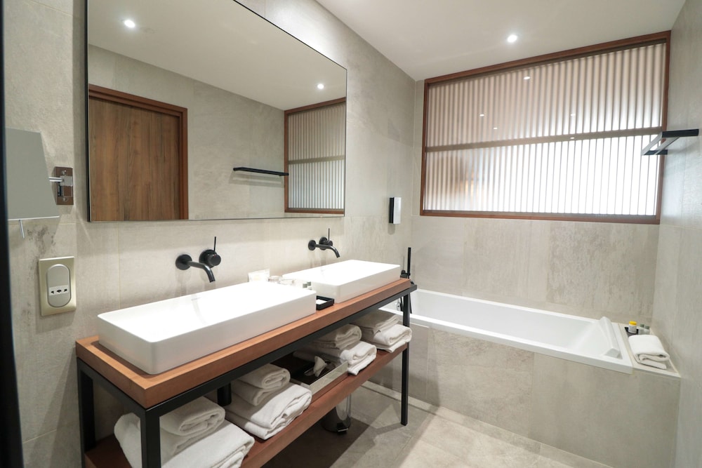 Junior Suite, 1 King Bed with Sofa bed, Balcony, Sea View - Photo 8