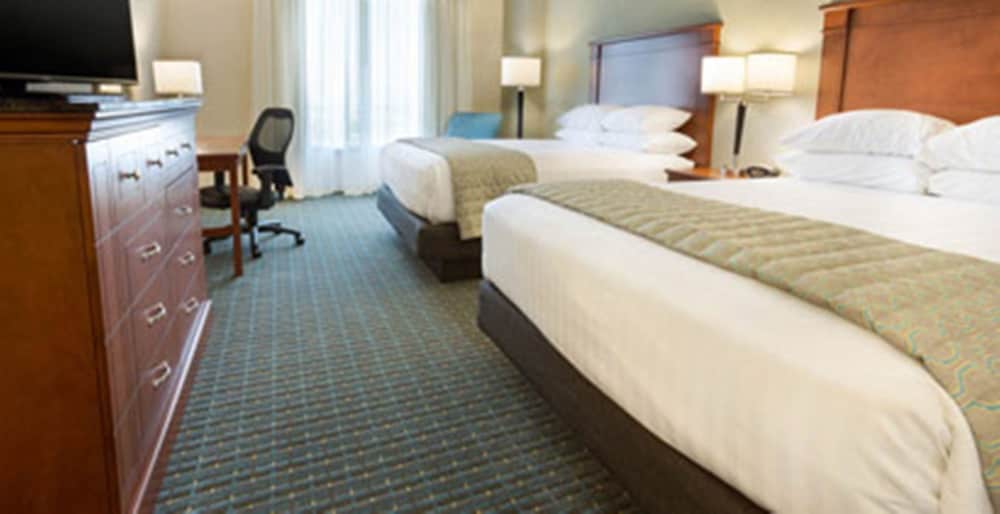 Suite, Multiple Beds, Refrigerator & Microwave (Upper Floor) photo 2