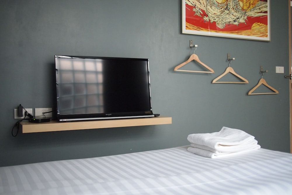 WXL Superior: King Room with Private Bathroom photo 2