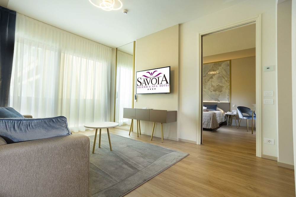 Suite - Photo 1