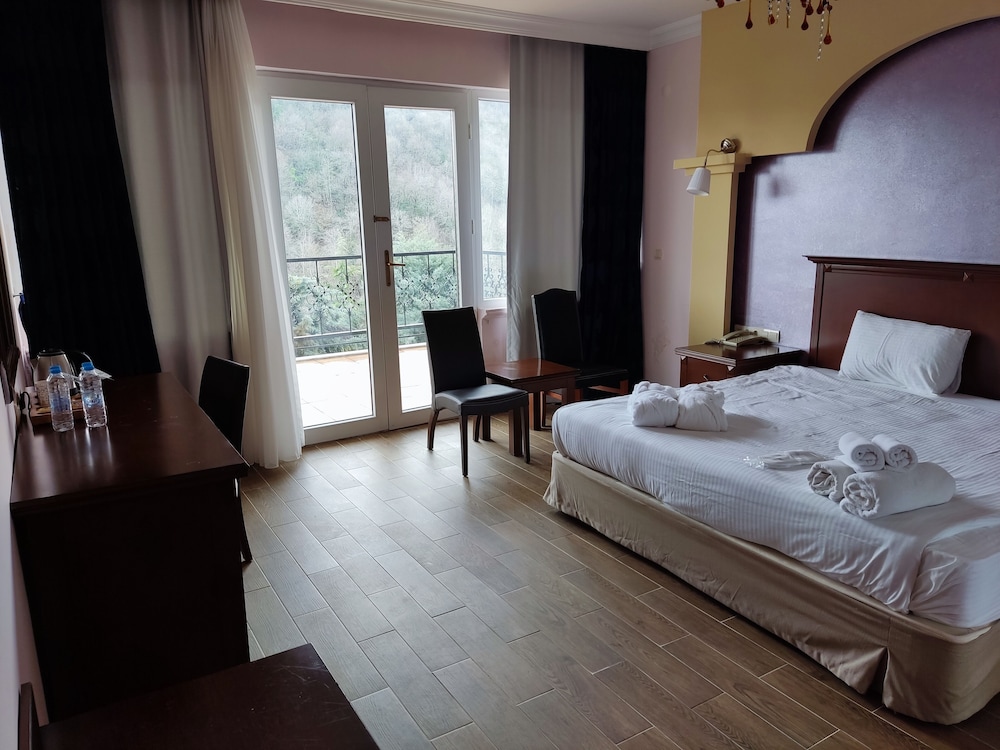 Exclusive Suite, Jetted Tub, Mountain View
